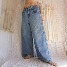 Load image into Gallery viewer, Distressed 1990's Wide Leg Jnco Jeans