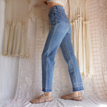 Load image into Gallery viewer, Vintage High Waisted Levi&#39;s 501&#39;s
