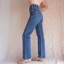 Load image into Gallery viewer, Vintage Classic Blue High Waisted Wrangler&#39;s
